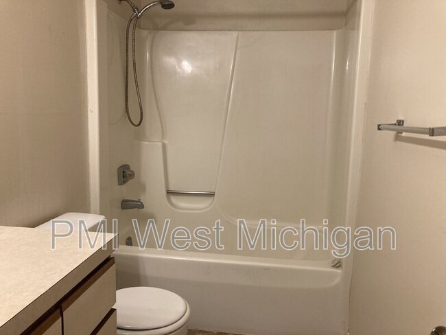 Building Photo - 6043 In the Pines Dr SE