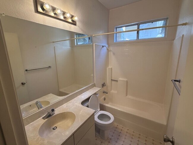 Building Photo - 2-Bedroom, 2-Bathroom Ground Level Condo in Hercules