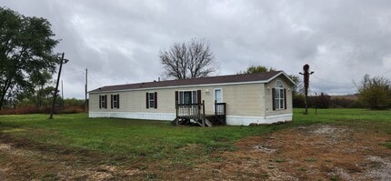 Building Photo - Nice, large, mobile home on outskirts of T...