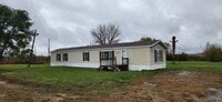 Building Photo - Nice, large, mobile home on outskirts of T...