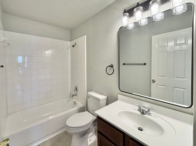 Building Photo - Amazing 4 Bedroom Home!