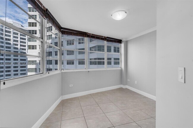 Building Photo - 999 Brickell Bay Dr