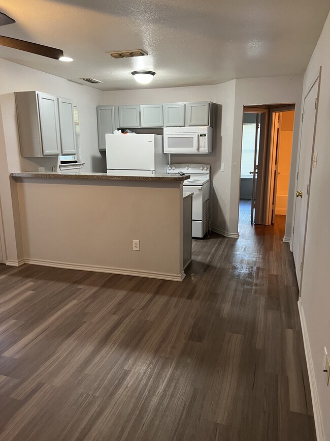 Building Photo - 1201 Village Garden Dr