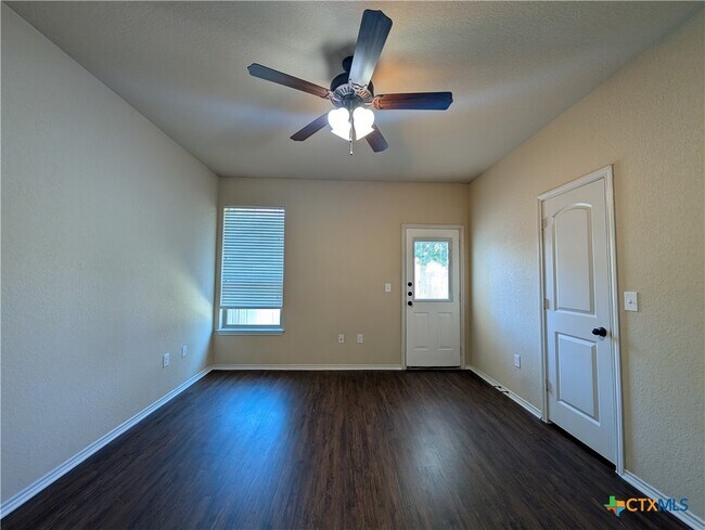 Building Photo - 660 Creekside Cir