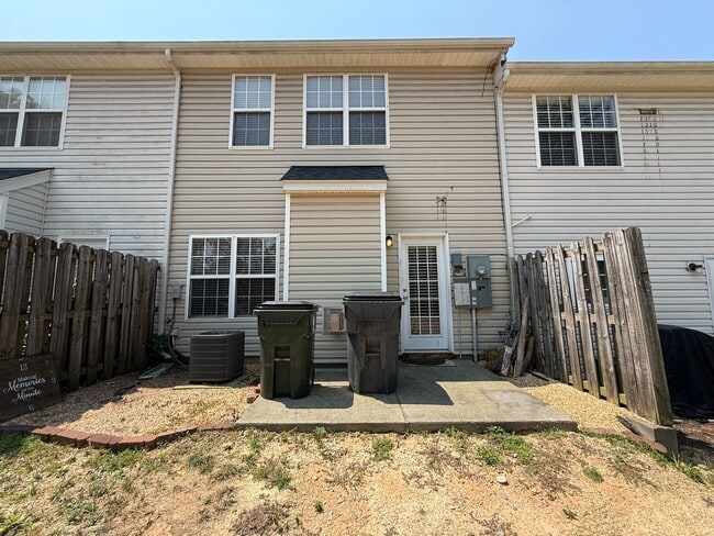 Building Photo - Charming 3BD, 2BA Apex Townhome In a Prime...