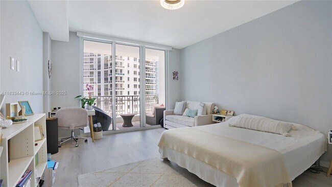 Building Photo - 801 Brickell Key Blvd
