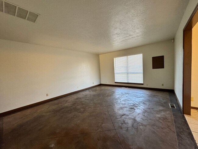 Building Photo - NW 7th Duplex