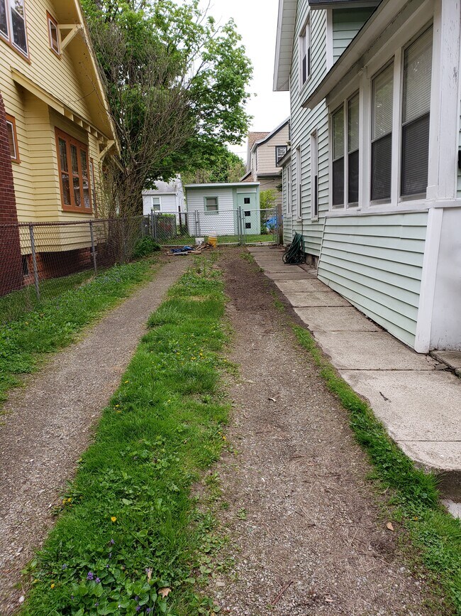 Building Photo - 351 Short St