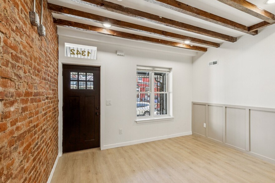 Living room - 1342 S Stanley St