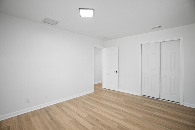 Building Photo - 401 42nd St