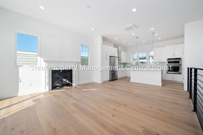 Building Photo - AVAILABLE JULY - Executive Townhome in Avi...