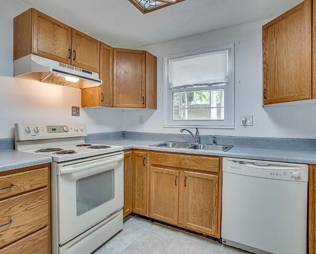 Building Photo - 2126 Briarwood Dr