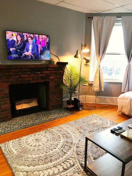 Building Photo - 645 Beacon St