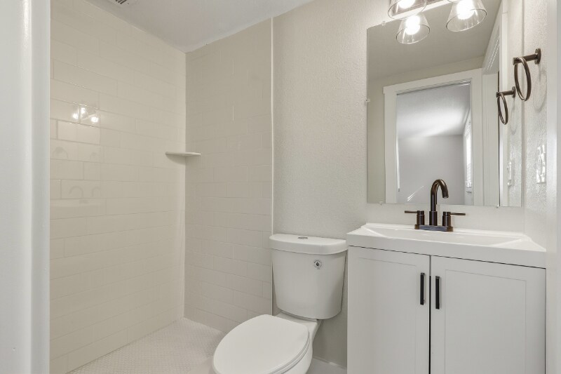 Building Photo - 3208 Holiday Lake Dr