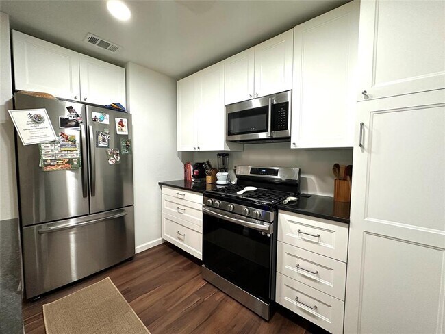 Building Photo - 2402 Parker Cir
