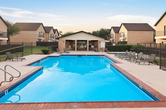 Building Photo - 2445 Monarch Dr
