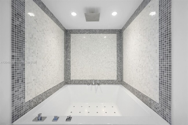 Building Photo - 200 Biscayne Blvd Way