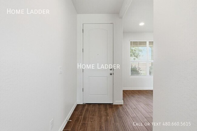 Building Photo - 2713 N Camden Dr