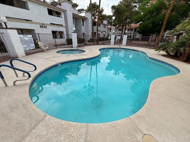 Building Photo - Gorgeous condo is a spacious 2Bed/2Bath un...