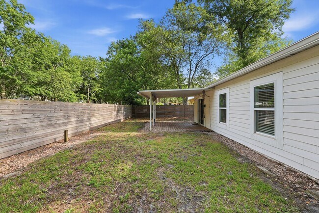Building Photo - Quiet neighborhood, Centrally located, 3 bedroom 2 bath home in NW