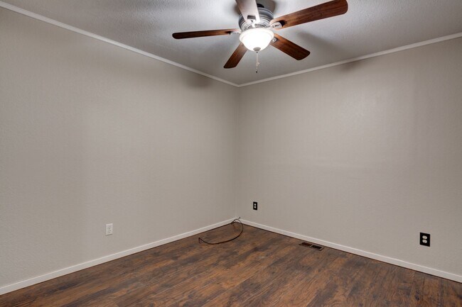 Building Photo - 4 bedroom 2 bath home