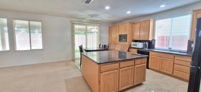 Building Photo - 2080 Mariposa Dr