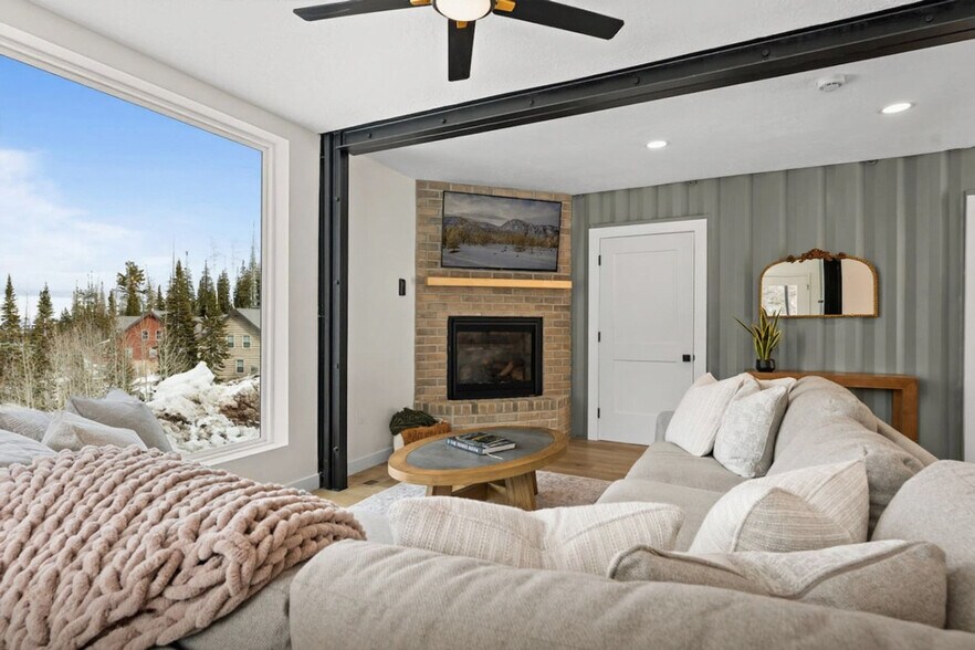 Building Photo - 220 Circle Dr