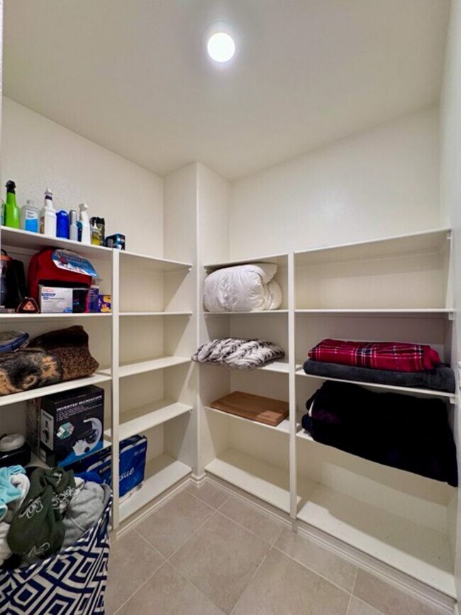 Building Photo - Stunning 5 Bedroom + Office Home with Priv...