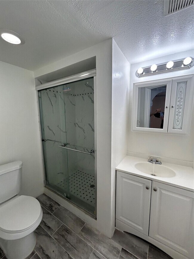 Building Photo - 8000 Fairview Dr