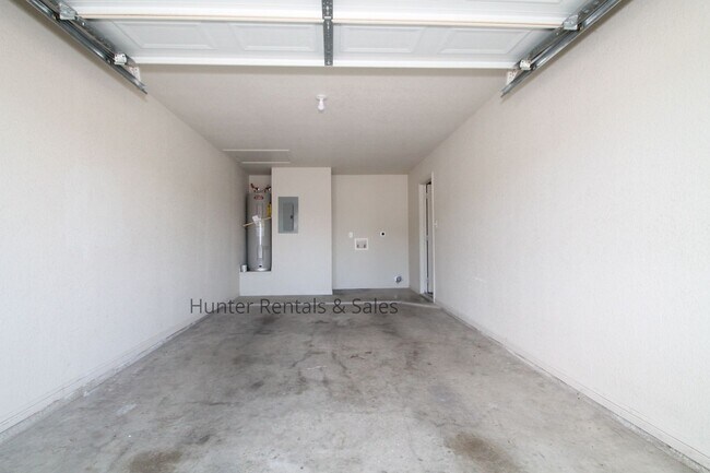 Building Photo - Cove Three-Bedroom!