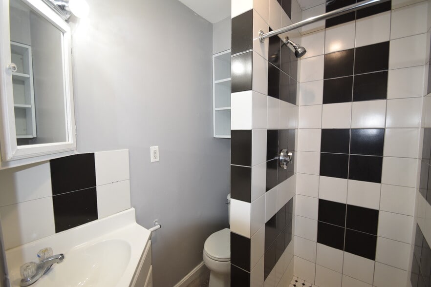 Building Photo - 18 Glenville Ave