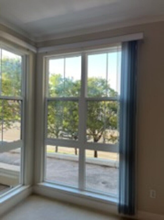 Building Photo - Epic REA - Great 1 BR/1 BA Condo w/Parking...