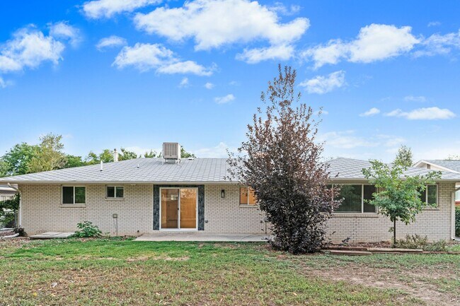 Building Photo - Charming and Renovated 4 Bedroom 2 Bathroo...