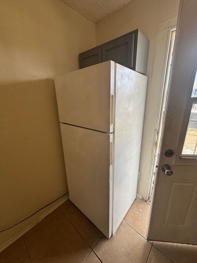 Building Photo - Conveniently Located Studio with ALL Utilities INCLUDED