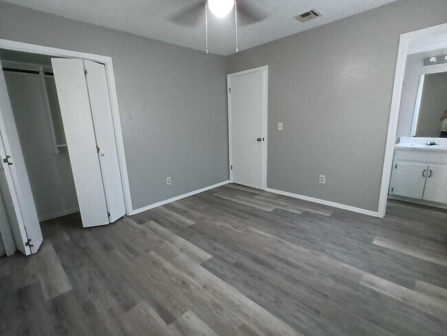 Building Photo - 107 W Campbell Dr