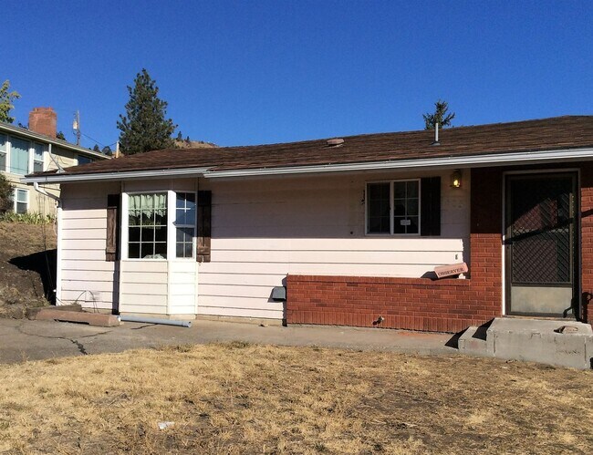 Building Photo - B Ave Duplex