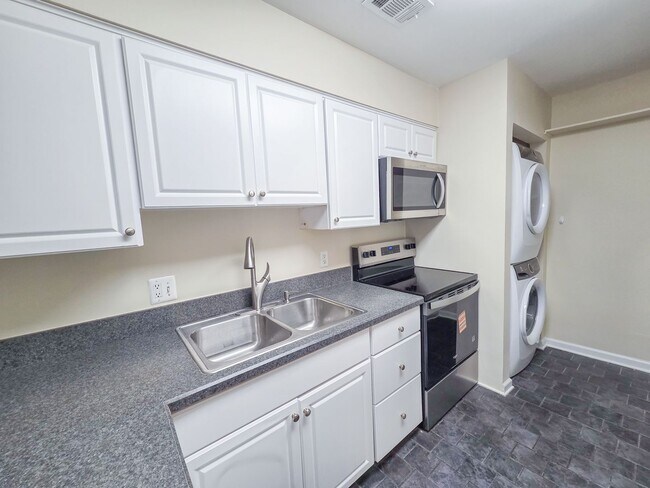 Building Photo - Stunning 2br/2bth condo in North Bethesda,...