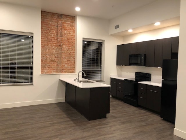 Large kitchen island - 124 N 29th St