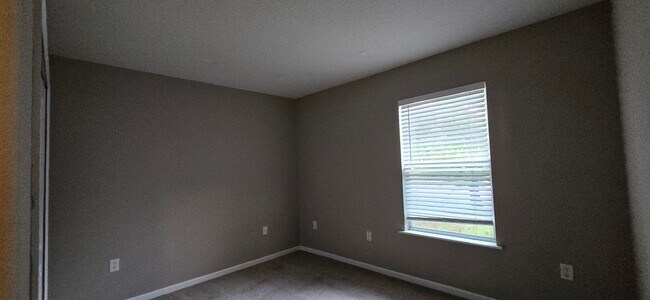 Building Photo - Large Single Family in Adam's Lake Home