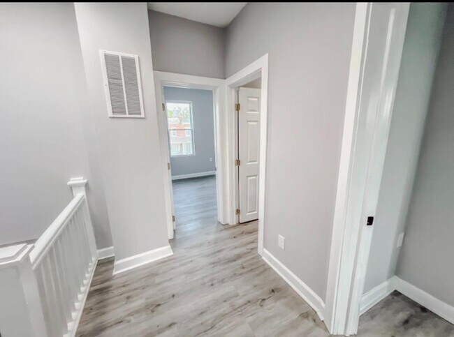 Building Photo - 2922 Ridgewood Ave