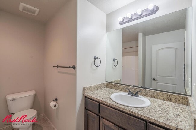 Building Photo - Charming 3 bedroom Townhome. 2 Community Pools!