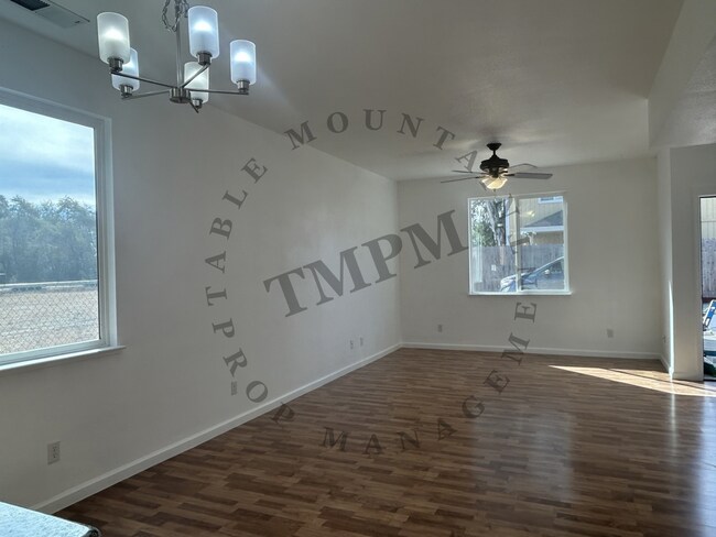 Building Photo - 490 Butte Ave