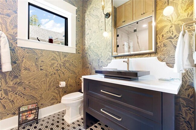 Building Photo - 319 W Frances Ave