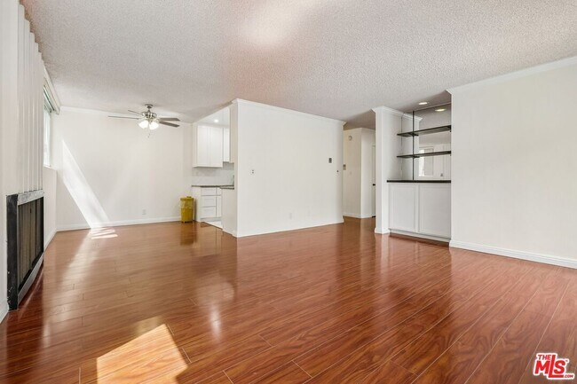 Building Photo - 530 S Barrington Ave