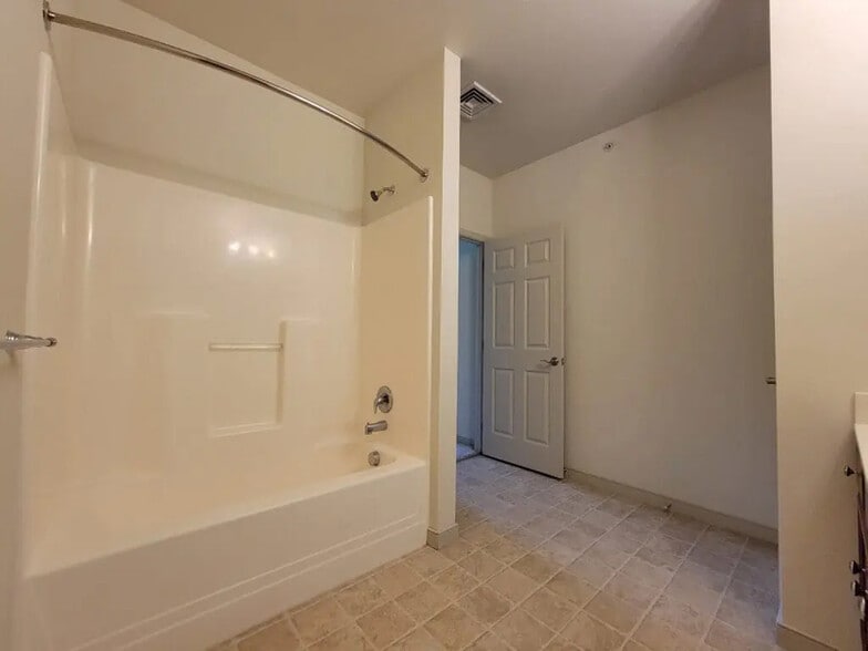 Building Photo - 2028 Shady Oak Dr