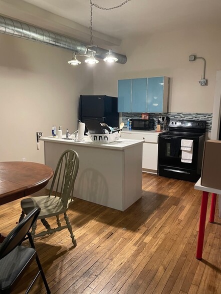 2R Kitchen - 23 E Clinton St