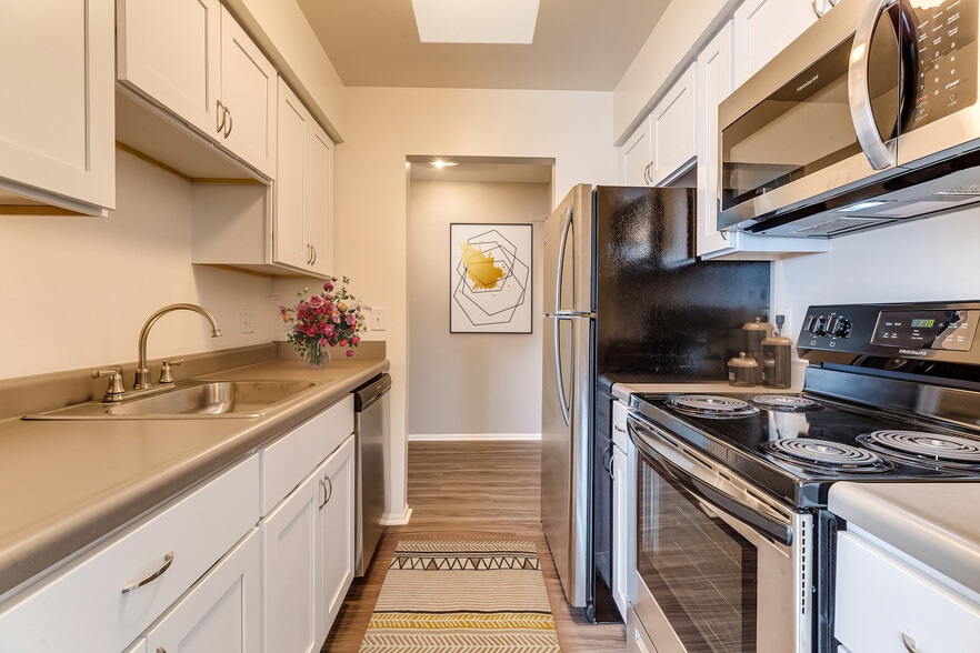 Canterbury Square 2127 N Lovington Dr Troy MI 48083 Apartment Finder