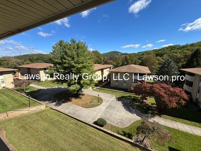 Building Photo - Two Bedroom Condo w/ Updated Kitchen in Hu...