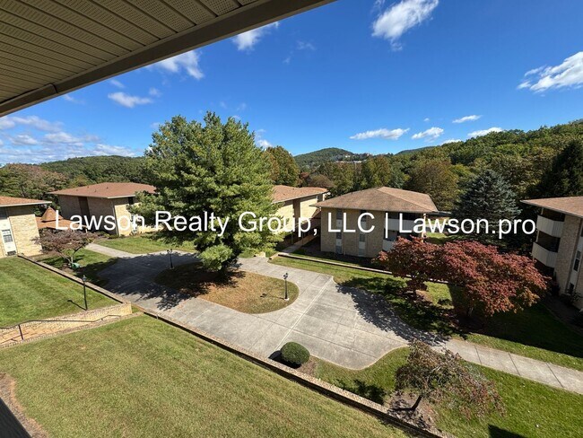 Building Photo - Two Bedroom Condo w/ Updated Kitchen in Hunting Hills