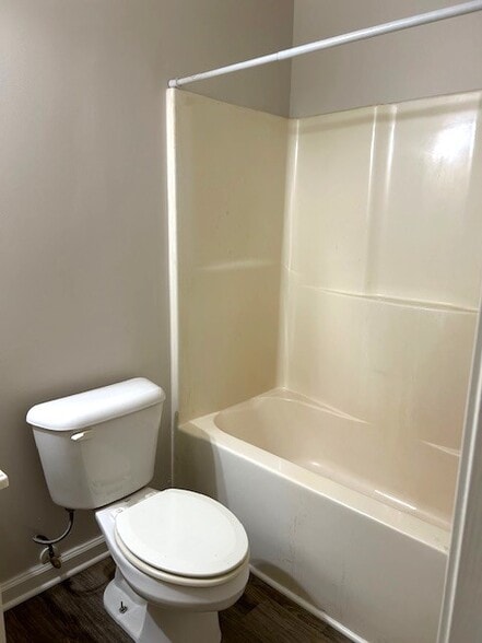 Clean, clean bathroom - 215 E Northpoint Avenue